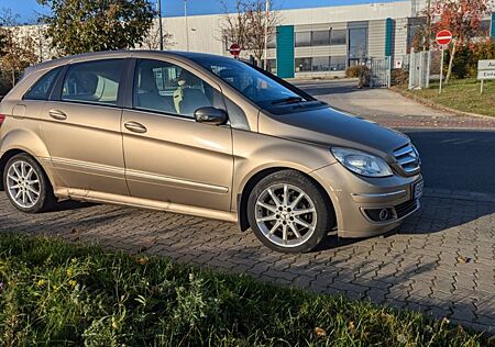 Mercedes-Benz B 200