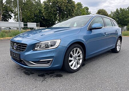Volvo V60 Kombi Summum Aut-AHK-Leder-Schiebedach