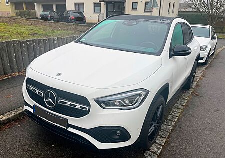 Mercedes-Benz GLA 200 - polarweiß, 163PS, AHK, Panoramadach