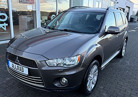 Mitsubishi Outlander I 4WD / SITZE HU NEU LEDER NAVI AHK