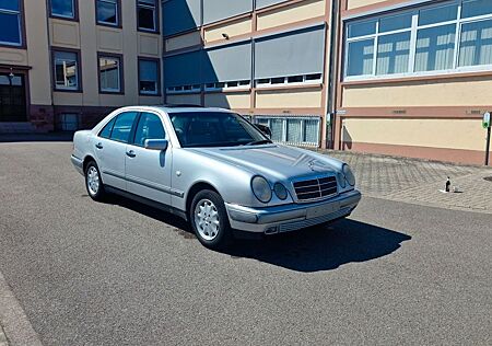 Mercedes-Benz E 200 ELEGANCE guter Zustand TÜV+INSP