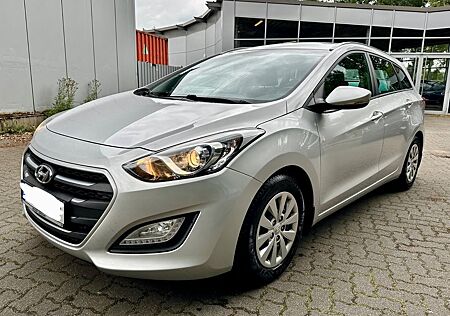 Hyundai i30 i30Kombi 1.6 CRDi NAVI RFK ALLWETTER PDC KLIMA