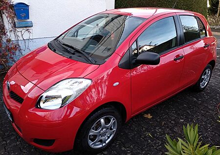 Toyota Yaris 1.0 rot 1Hand 5türig 69PS 51KW BJ2009