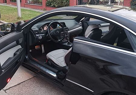 Mercedes-Benz E 220 Coupé AMG Line AUTOMATIK TÜV XENON NAVi AV