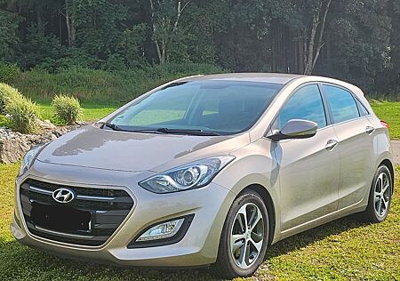 Hyundai i30 blue 1.6 CRDi 81kW Classic Classic