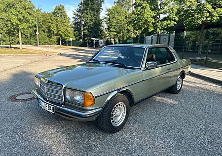 Mercedes-Benz 230 230CE 2. HD Scheunenfund 2+