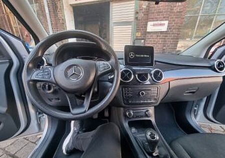 Mercedes-Benz B 180 Navi Selbstlenkend-Parken Sitzheizung