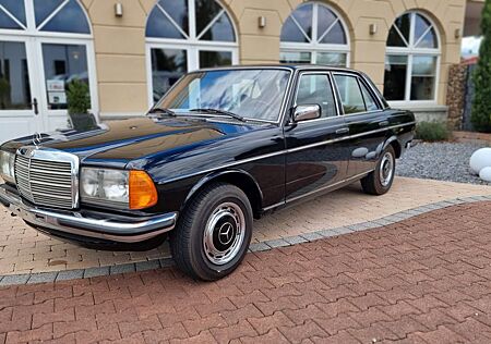 Mercedes-Benz 280 123, erst 67.000 km, 2.Hd.Familienfahrzeug