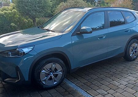 BMW iX1 xDrive30 - Cape York Green
