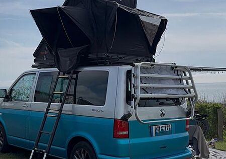 VW T5 Multivan Volkswagen (Camper) mit Dachzelt