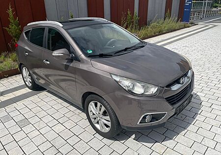 Hyundai ix35 2.0CRDI AWD Allrad*Tüv neu*Leder*Pano*Klima