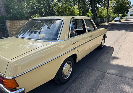 Mercedes-Benz 230 Sehr gepflegter Oldtimer /8 w115 .4