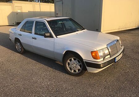 Mercedes-Benz 300 W124 E300 Autom. Restauriert. H-Aufnahme