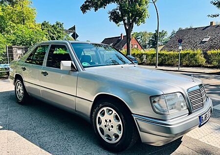 Mercedes-Benz E 220 ,OLDTIMER,LIMOSENE,SCHIEBEDACH,2.HAND