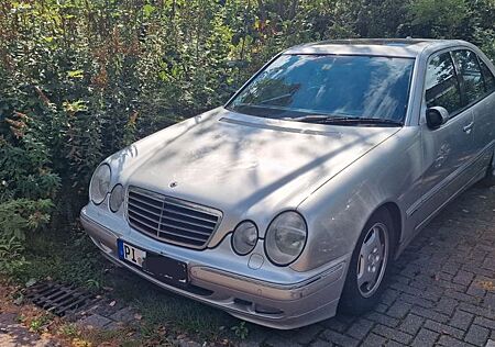 Mercedes-Benz 220 E220