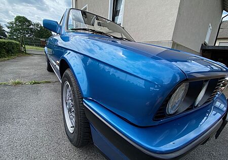BMW 318i Cabrio Design-Edition *neon-blau*