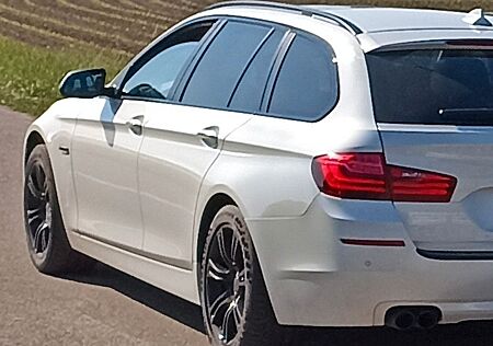 BMW 520d xDrive Touring A - Leder HUD AHK Pano Navi
