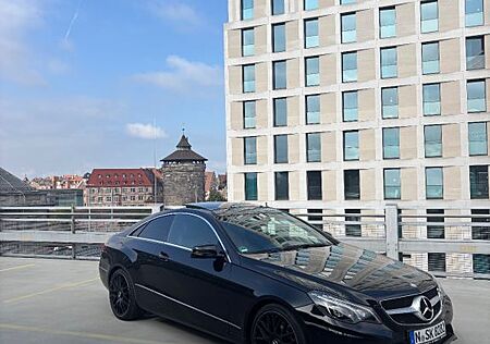 Mercedes-Benz E 200 Coupé *PANO *8FACH *19ZOLL *NAVI