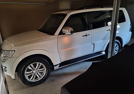 Mitsubishi Pajero 3,2 DI-D 4WD Diamant Edition Automati...