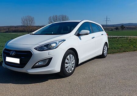 Hyundai i30 blue 1.6CRDi Style; 7-gang Automatik