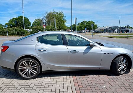 Maserati Ghibli  38000 KM Benzin .22999 € Netto +19%