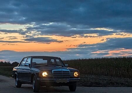 Mercedes-Benz 200 W123 200D-Oldtimer Limousine