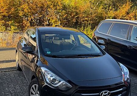 Hyundai i30 gebraucht kaufen Hyundai i30 1.4 Blue Classic | BJ 2015 | Navi & Rück