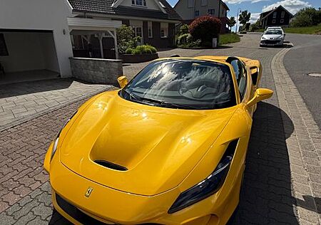 Ferrari F8 Spider|Giallo Triplo Strato|Carbon|Alcantara