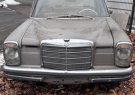 Mercedes-Benz 200 200D /8 Strichachter w115