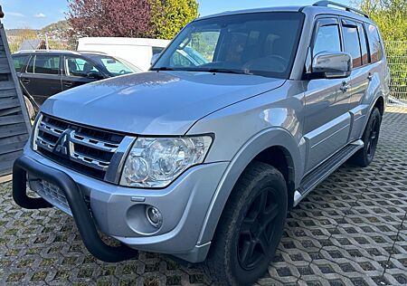 Mitsubishi Pajero 3.2 DI-D Edition 30 *7 Sitze*SDach*Leder*