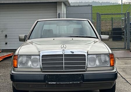 Mercedes-Benz 260 W124. 260E