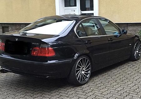 BMW 323i -