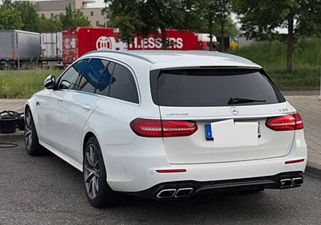 Mercedes-Benz E 63 AMG Mercedes-AMG E 63 4MATIC+ T Autom. ...
