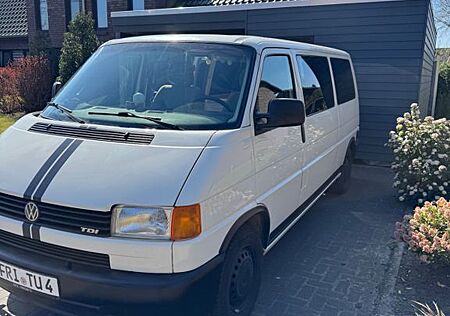 VW T4 Caravelle Volkswagen 2,5-l-Otto syncro lang Standard