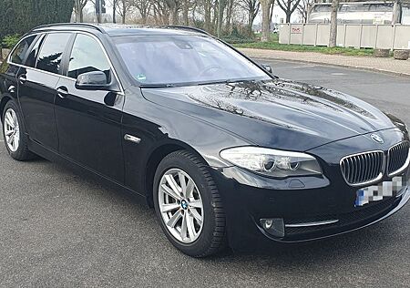 BMW 525d xDrive Touring*AHK*Pano*Leder*Navi*Luxury