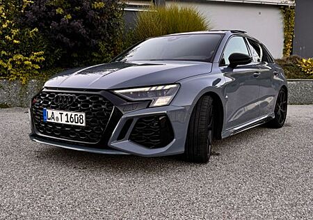 Audi RS3 *RS-AGA*Matrix*B&O*Optik*Keramik*Pano*290kmh
