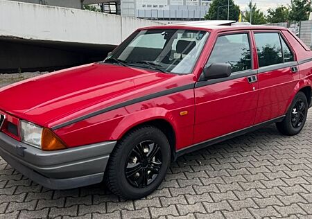Alfa Romeo 75 1 Hand