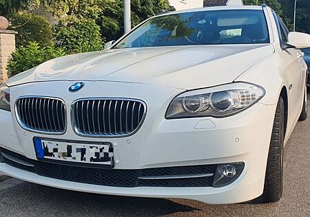 BMW 520dT /LEDER/HeatUp/AHK/PANORAMA/KEYLES/SOFTCLOSE