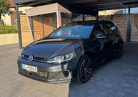 VW Golf Volkswagen 1.4 TSI DSG GTE, 8-fach bereift, TOP!
