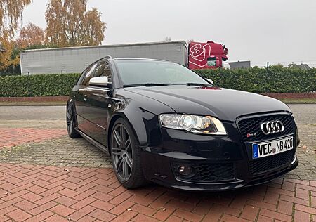 Audi RS4 4.2 quattro Avant -
