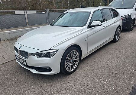 BMW 330i xDrive Touring Luxury Line P. Auto. Lux...