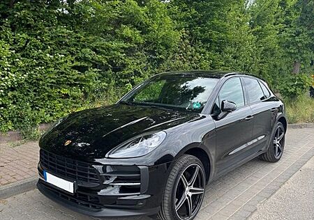 Porsche Macan - -