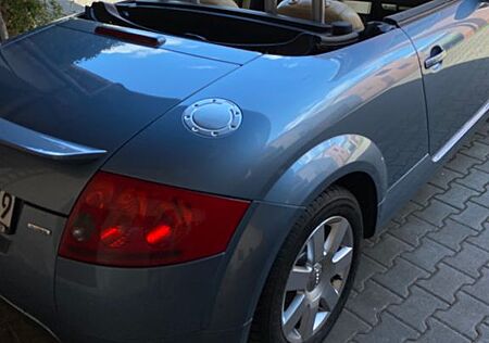 Audi TT Roadster 1.8T quattro 140 kW -
