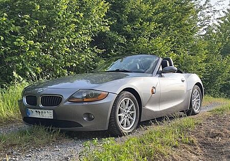BMW Z4 2.2i*6 Zyl.*Leder*Scheckheft*TÜV*alles origi.