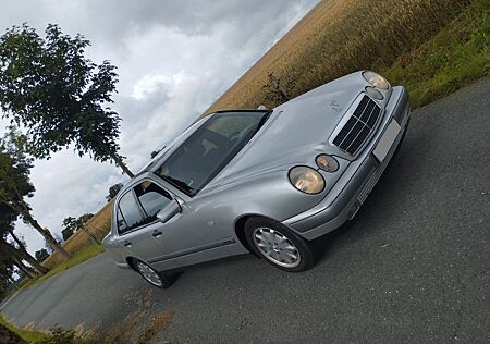 Mercedes-Benz E 280 CLASSIC guter Zustand TÜV 4`27