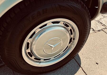 Mercedes-Benz 200 W123