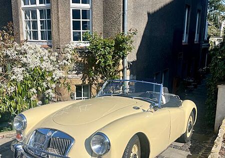 MG MGA A 1600 in Old English White mit rev. Motor, s