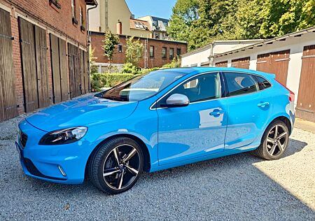 Volvo V40 T3 Kinetic R-Design in der Farbe Rebell Blue