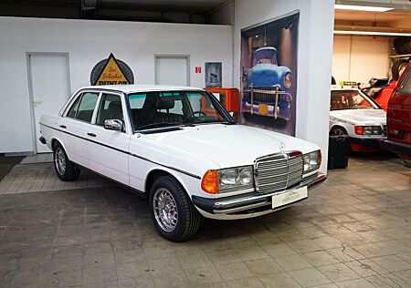 Mercedes-Benz E 300 W123 300D mit original 19.890km aus 2. Hand