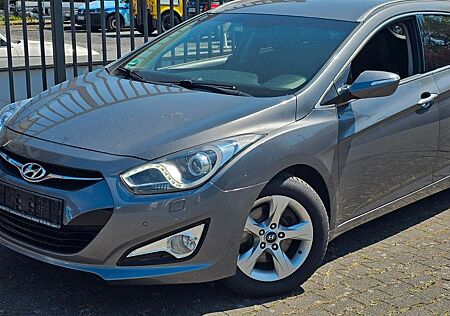 Hyundai i40 i40cw 1.7 CRDi Premium*Navi*PDC*Kamera*SHZ*Xenon